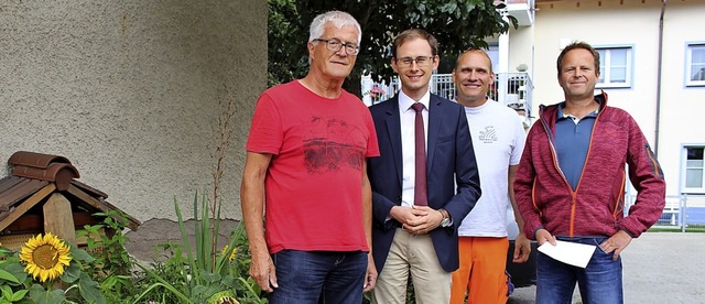 Einer, der seinen grnen Daumen unentg...und Alexander Misok vom Stadtbauamt.    | Foto: Simon, Guy