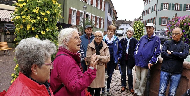 Stadtfhrerin Aline Jung (Zweite von links) hatte eine Menge zu berichten.   | Foto: ulrike hiller