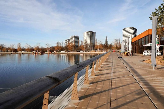 Leere Sthle vor dem Haus am See &#821...r khlen Jahreszeit ein gewohntes Bild  | Foto: Christoph Breithaupt