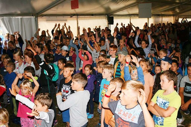 Groe und kleine Gste feierten den Ab...des Kinderferienclubs der AB-Gemeinde.  | Foto: Ralph Lacher