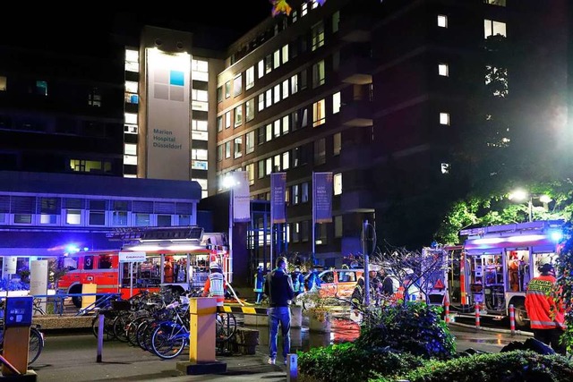 Einsatzkrfte der Feuerwehr stehen nac...men, Dutzende weitere wurden verletzt.  | Foto: Sascha Rixkens (dpa)