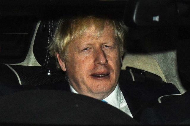 Ein etwas zerknautschter Boris Johnson...uwahl zum zweiten Mal abgelehnt wurde.  | Foto: Kirsty O'connor (dpa)
