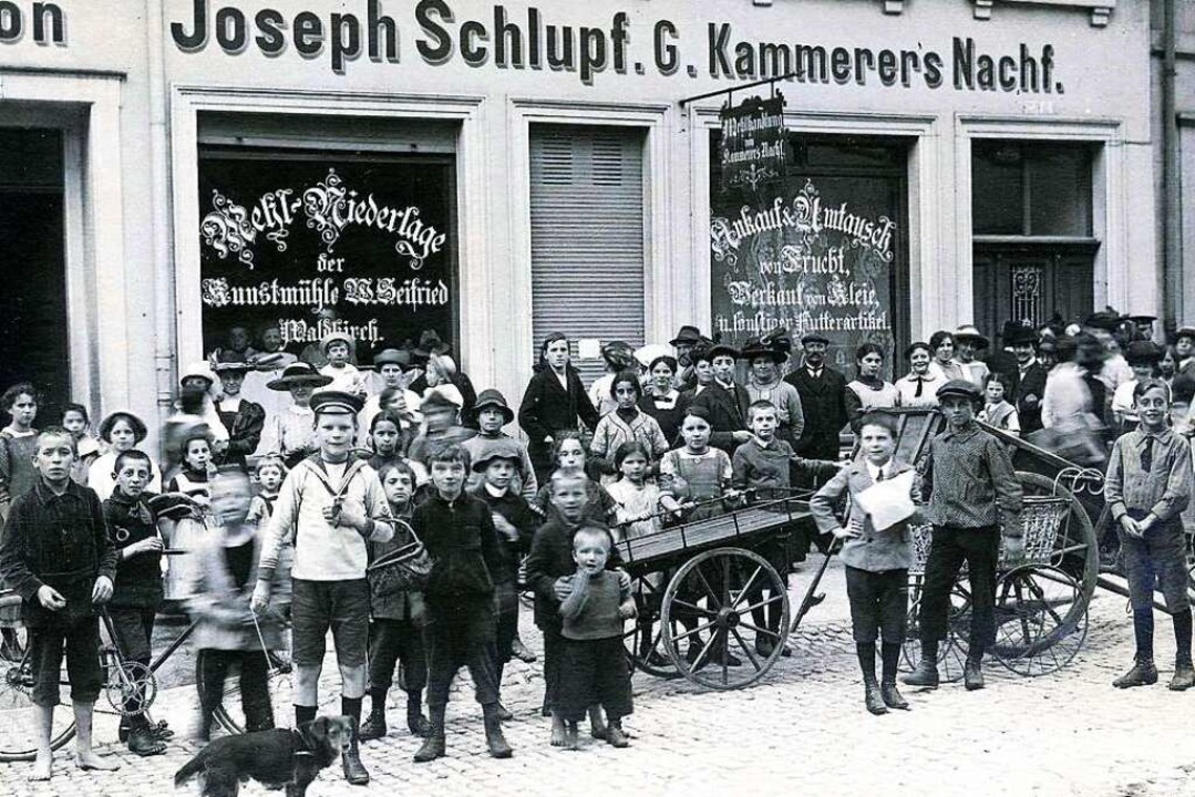 Auf diesem Bild warten viele Menschen auf die ffnung des Geschfts.  | Foto: Archiv Manfred Gallo