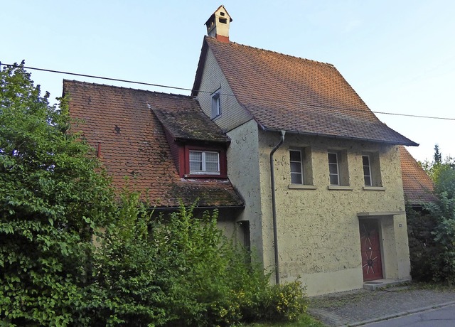 Das Tuffsteinhaus an der Sthlinger So...off von der Umgebungsbebauung hervor.   | Foto: Edelgard Bernauer