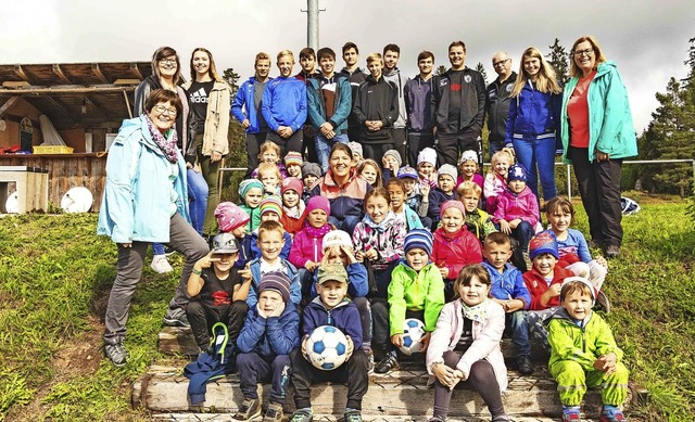 Kindergartenkinder, Betreuer und Erzie...atten bei Sport und Spiel ihre Freude.  | Foto: Christiane Seifried