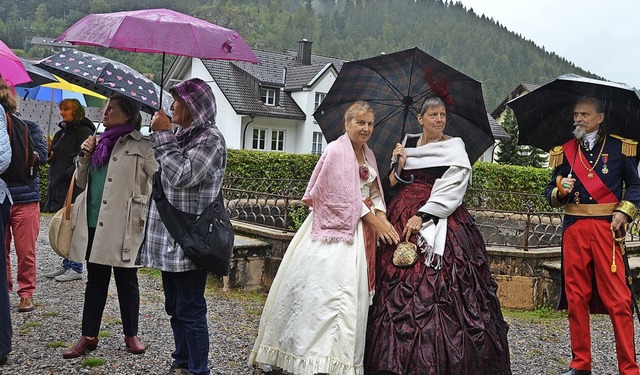 Ein bunter Farbtupfer neben den Blumen...Vereins Winterhalter in Menzenschwand.  | Foto: Christiane Sahli