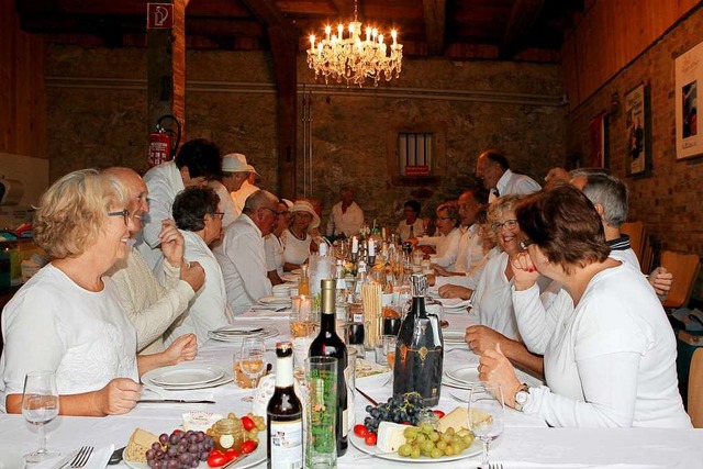 30 Teilnehmer, natrlich ganz in Wei,...hite Dinner in Gottenheim ihren Platz.  | Foto: Daniel Hengst