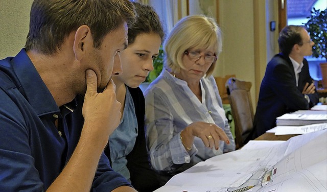 Die Ortschaftsrte Alexander Bock, Sop... grbeln ber die vorgelegte Planung.   | Foto: suedkurier