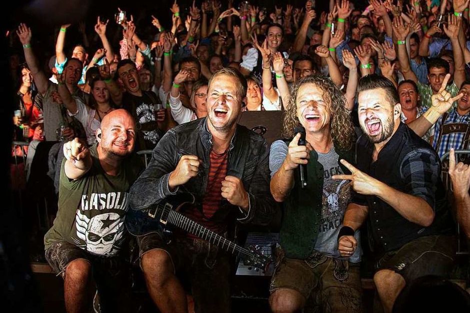 Gute Stimmung – ob in der Halle bei Musik, Party und Tanz oder draußen beim Umzug – herrschte beim Rossfest in St. Märgen. (Foto: Wolfgang Scheu) Gute Stimmung – ob in der Halle bei Musik, Party und Tanz oder draußen beim Umzug – herrschte beim Rossfest in St. Märgen. (Foto: Wolfgang Scheu)