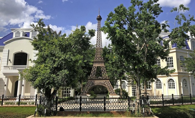 Eine Miniatur-Nachbildung des Eiffeltu...n Euro-Park in Kambodschas Hauptstadt.  | Foto: Matt Surrusco (dpa)