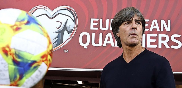 Bundestrainer Joachim Lw wei um die ...Aufbau einer neuen Nationalmannschaft.  | Foto: Christian Charisius (dpa)