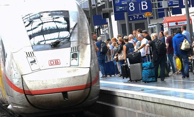 Bahnreisende stehen am Gleis 8 des Fra...der Bahn ber mehr Sicherheit beraten.  | Foto: Arne Dedert (dpa)