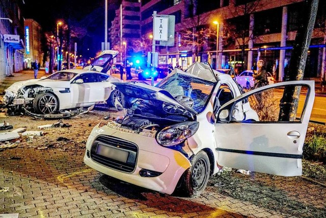 Zwei Autos stehen nach einem Zusammenp...gart zwei Menschen ums Leben gekommen.  | Foto: Kohls (dpa)