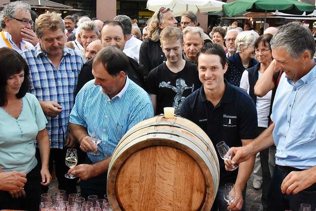 Zur Erffnung des Gundelfinger Weinzau...zer traditionsgem ein Fsschen Wein.  | Foto: Andrea Steinhart