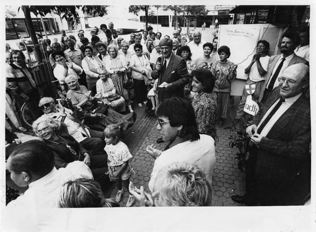 Das historische Foto zeigt den damalig...der Erffnung des Stadtteilbros 1989.  | Foto: privat