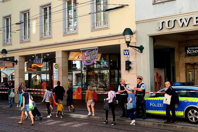 Die Polizei sperrte nach der Detonation den Bereich rund um den DM-Markt.  | Foto: Markus Fangmann