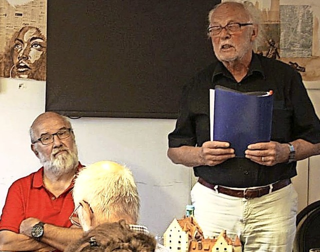 Herbert Fuchs senior (rechts) sprach b...n Schweizer Dichter Gottfried Keller.   | Foto: Silvia Albiez