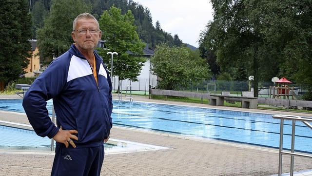 Schwimmmeister Olaf Schwandt zeigte si...odtmooser Aqua-Treff  sehr zufrieden.   | Foto: Andreas Bhm