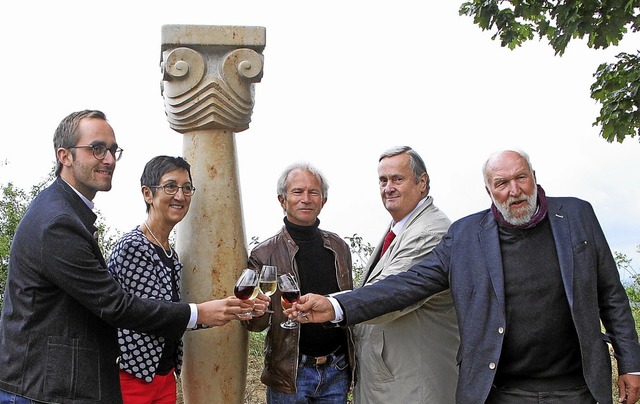 Mit einem Glas Wein  stieen Brgermei... Landerer  auf das gelungene Werk an.   | Foto: Herbert Trogus