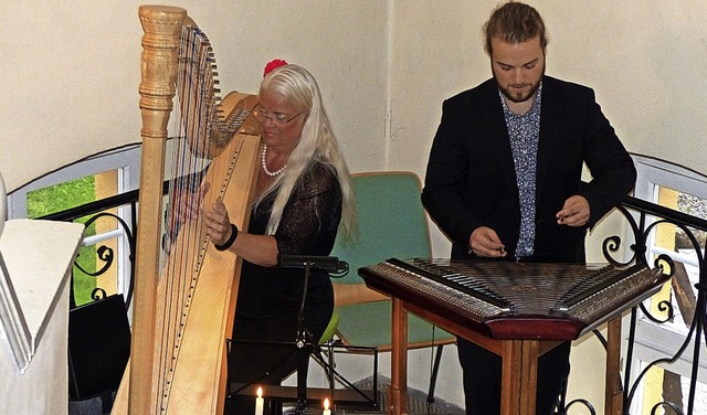 Johanna Dammert an der Harfe und  Jako...enwinkel fr auergewhnliche Klnge.   | Foto: Elisabeth Baumeister