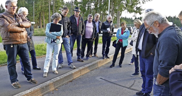 Straensanierung per Dnnschichtasphal...ten Sitzung vor Ort am Sportplatzweg.   | Foto: Juliane Khnemund