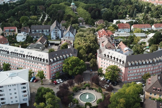 Die   roten Blocks am Tennenbacher Platz beim Hauptfriedhof prgen das Quartier.  | Foto: Michael Saurer