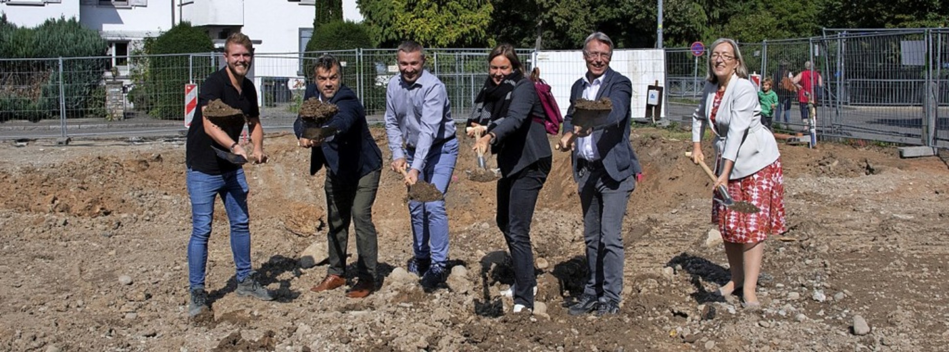 Der Startschuss fr den Neubau eines M...dem symbolischen Spatenstich gefallen.  | Foto: Volker Mnch