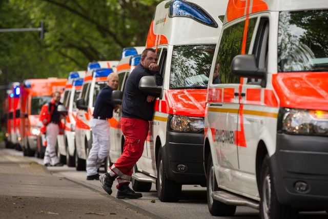 Stehende Krankenwagen &#8211; das gibt...iken keine Patienten aufnehmen knnen.  | Foto: Rolf Vennenbernd
