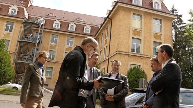 Vor einem der Militrgebude (von link...k Monieni und Landrat Sven Hinterseh.   | Foto:  Jens Wusthorn