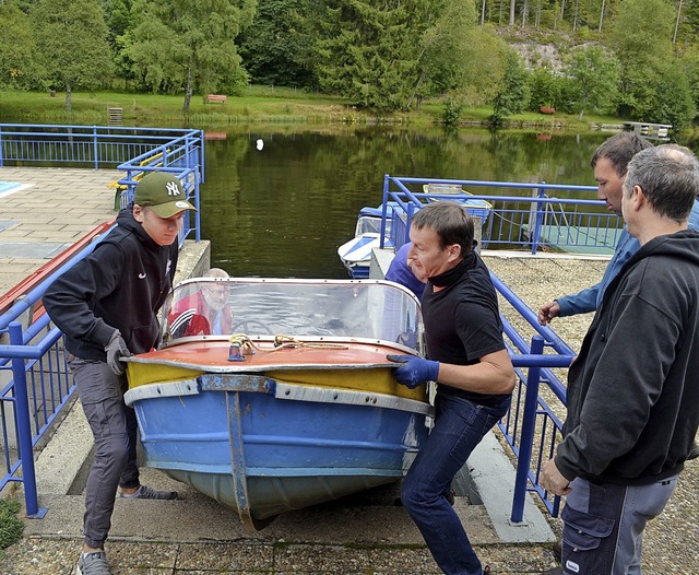 Anstrengende Helferaktion zum Saisonen...n die Boote an Land gebracht werden.    | Foto: Liane Schilling