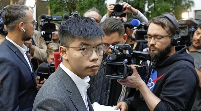 Journalisten umringen  Joshua Wong in Berlin.    | Foto: MICHELE TANTUSSI (AFP)