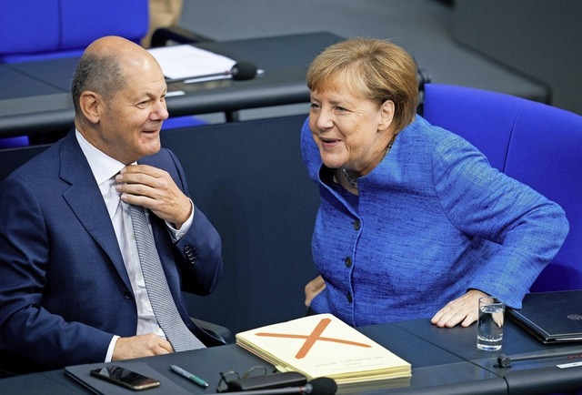 Bundeskanzlerin Angela Merkel (CDU) un...laf Scholz (SPD) scherzen miteinander.  | Foto: Kay Nietfeld (dpa)