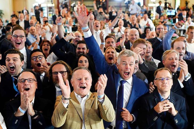 Mnnlich dominiert: Auf einer Wahlpart...werden die ersten Ergebnisse bejubelt.  | Foto: Gregor Fischer (dpa)