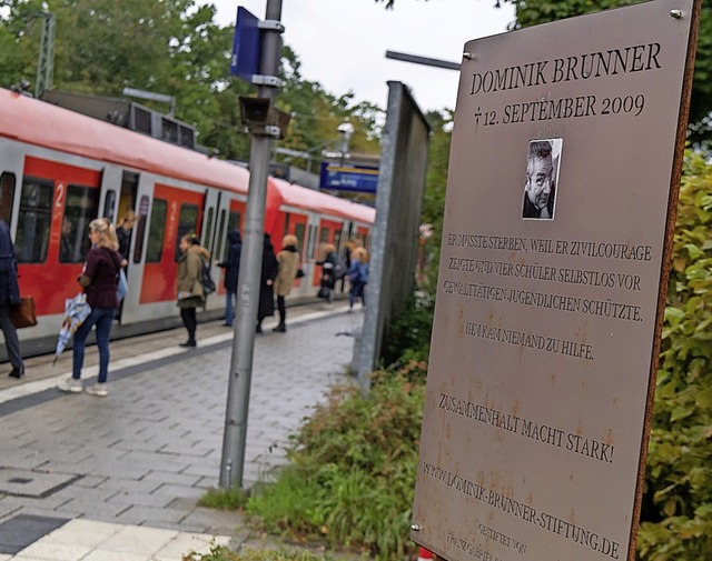 Am Bahnsteig der S-Bahnstation Solln e... eine Gedenktafel an Dominik Brunner.   | Foto: Peter Kneffel (dpa)