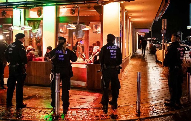 Polizisten sichern whrend einer Razzia von Zoll und Polizei eine Shisha-Bar.  | Foto: Bernd Thissen (dpa)