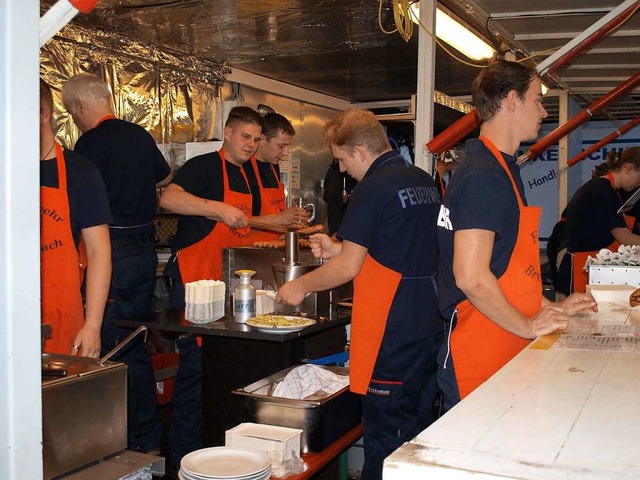 Viel zu tun gibt es in der fahrbaren Kche der Freiwilligen Feuerwehr Brombach.  | Foto: Paul Schleer