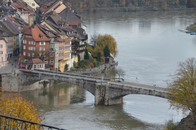 Die alte Brcke ber den Rhein, die da...nd schweizerische Laufenburg verbindet  | Foto: Michael Krug
