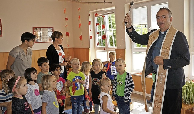 Den kirchlichen Segen spendete Pater C...ph Eichkorn im  Berauer Kindergarten.   | Foto:  Werner Steinhart