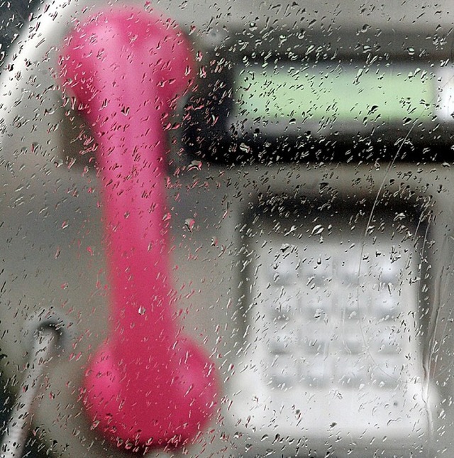 Die Telekom baut noch die Einrichtung  aus der Telefonzelle.   | Foto: dpa