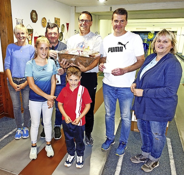 Siegerehrungen sind  eine Freude (von ...platzierter Claus Betz und Elke Kech.   | Foto: Heidi Rombach