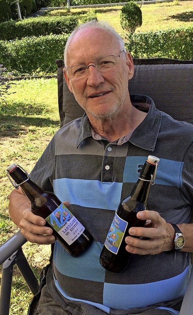 Gnter Dggelmann mit seinem selbst gebrauten Bier  | Foto: Bertold Obergfll