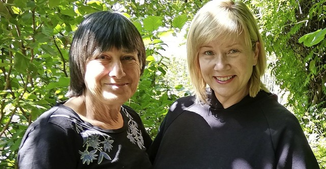 Charlotte Eckmann (links) und Mary Sch...ch in  Kirchhofen zur Ahnenforschung.   | Foto: Anne Freyer