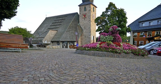 Im  Landessanierungsprogramm wird das ... Kirchplatz und den Gehwegen ersetzt.   | Foto: Eva Korinth