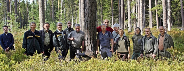 Eine Delegation von Forstleuten aus Lu... die Spur des Auerwilds im Stadtwald.   | Foto: Christa Maier