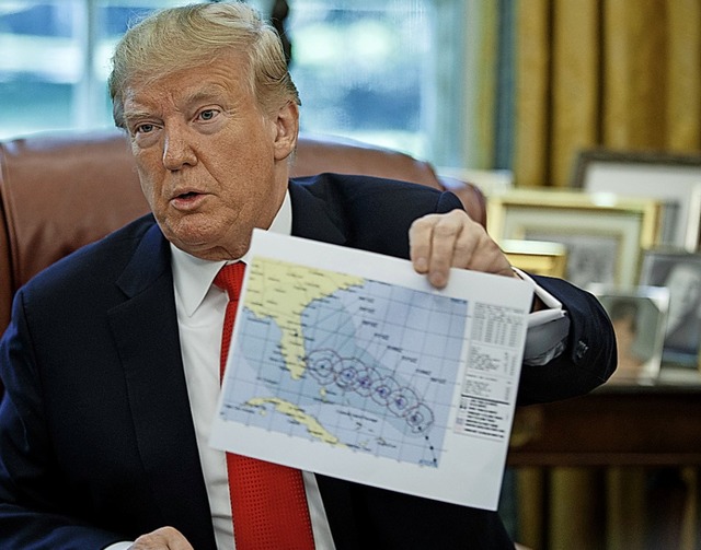 Donald Trump zeigt den Verlauf des Hurrikans.  | Foto: Evan Vucci (dpa)