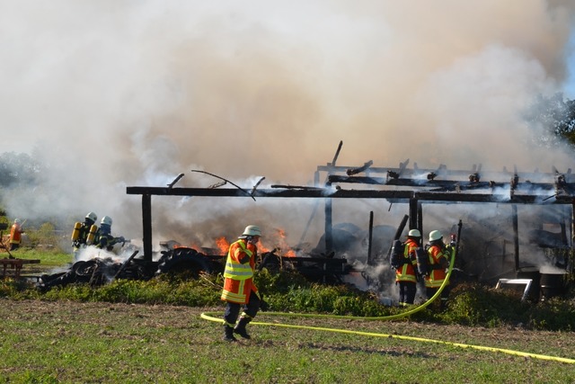 Viel Rauch entstand bei dem Brand einer Scheune und Strohs in Wyhl.  | Foto: Roland Vitt