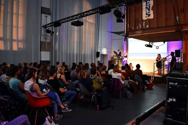 Das Start-Up Blauherz hlt seinen Vortrag bei der Social Innovation Night.  | Foto: Stefan Mertlik
