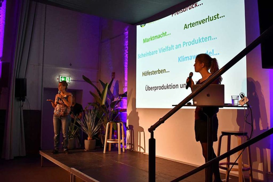 Magdalena Langer und Nadine Blanke vom... &amp; Region stellen ihr Projekt vor.  | Foto: Stefan Mertlik