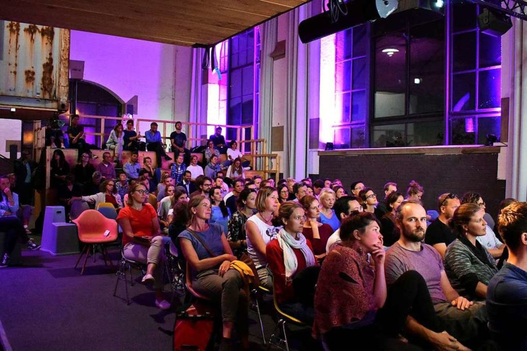 Zur Social Innovation Night kamen viele Zuhörer in den Kreativpark Lokhalle  | Foto: Stefan Mertlik