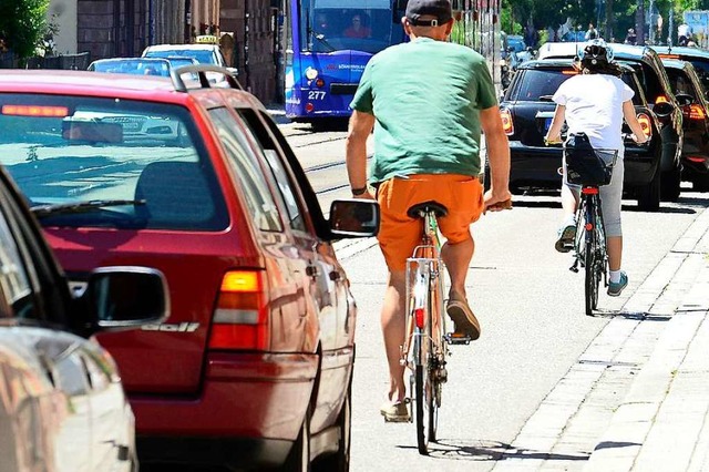 Hat der Autofahrer ein Handzeichen des Radlers bersehen (Symbolbild)?  | Foto: Ingo Schneider